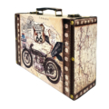 Maleta tipo maletín de madera con asa decorada con motivos de la Ruta 66 / Maleta tipus maletí de fusta amb nansa decorada amb motius de la Ruta 66